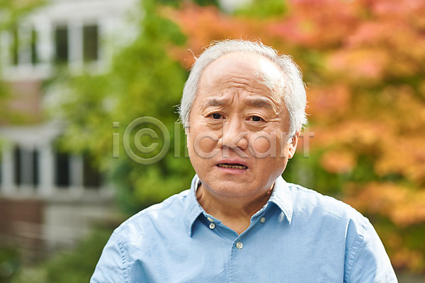 고민 70대 남자 노년 노인남자한명만 한국인 한명 JPG 근접촬영 아웃포커스 앞모습 포토 건강 건망증 노화 상반신 서기 아파트 아파트단지 야외 주간 질병 치매 할아버지