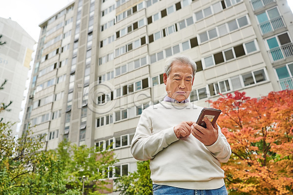 고민 70대 남자 노년 노인남자한명만 한국인 한명 JPG 로우앵글 앞모습 포토 건강 건망증 노화 들기 상반신 서기 스마트폰 아파트 아파트단지 야외 응시 주간 질병 치매 할아버지