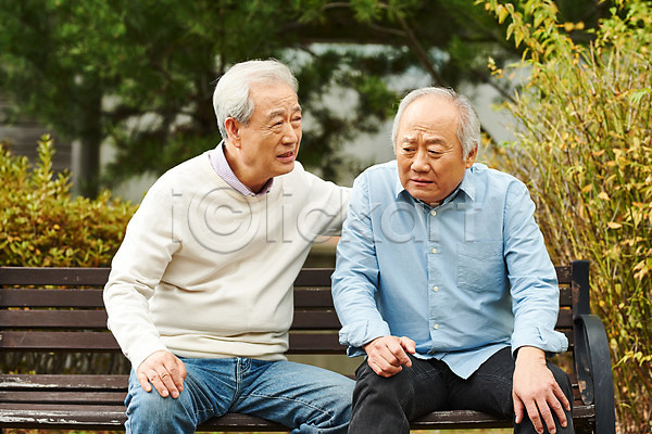 격려 고민 70대 남자 노년 노인남자만 두명 한국인 JPG 앞모습 포토 건강 건망증 노화 벤치 상반신 아파트 아파트단지 앉기 야외 어깨에손 주간 질병 치매 친구 할아버지