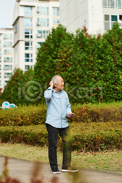 고민 70대 남자 노년 노인남자한명만 한국인 한명 JPG 앞모습 포토 건강 건망증 긁기 노화 들기 서기 스마트폰 아파트 아파트단지 야외 응시 전신 주간 질병 치매 할아버지