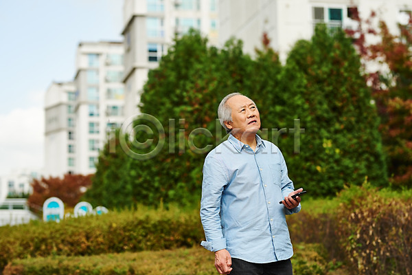 고민 70대 남자 노년 노인남자한명만 한국인 한명 JPG 앞모습 포토 건강 건망증 노화 들기 상반신 서기 스마트폰 아파트 아파트단지 야외 응시 주간 질병 치매 할아버지