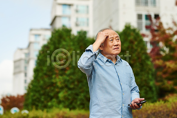 고민 70대 남자 노년 노인남자한명만 한국인 한명 JPG 앞모습 포토 건강 건망증 긁기 노화 들기 상반신 생각 서기 스마트폰 아파트 아파트단지 야외 주간 질병 치매 할아버지