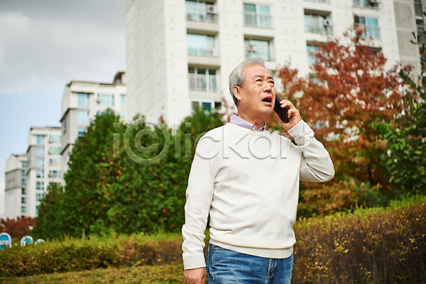 고민 70대 남자 노년 노인남자한명만 한국인 한명 JPG 앞모습 포토 건강 건망증 노화 들기 상반신 서기 스마트폰 아파트 아파트단지 야외 응시 주간 질병 치매 통화 할아버지