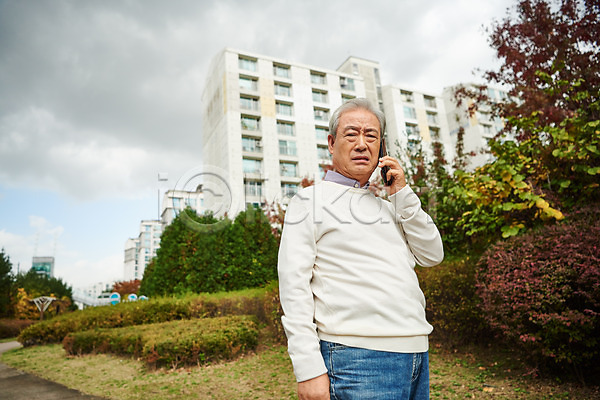 고민 70대 남자 노년 노인남자한명만 한국인 한명 JPG 로우앵글 앞모습 포토 건강 건망증 노화 들기 상반신 서기 스마트폰 아파트 아파트단지 야외 응시 주간 질병 치매 통화 할아버지