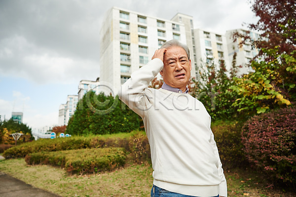 고민 70대 남자 노년 노인남자한명만 한국인 한명 JPG 앞모습 포토 건강 건망증 긁기 노화 상반신 서기 아파트 아파트단지 야외 주간 질병 찡그림 치매 할아버지