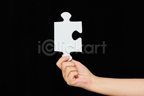 30대 신체부위 JPG 포토 검은배경 들기 모션 스튜디오촬영 실내 오브젝트 퍼즐 퍼즐조각 한손