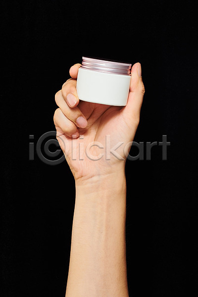 40대 신체부위 JPG 포토 검은배경 들기 모션 뷰티 스튜디오촬영 실내 오브젝트 한손 화장품