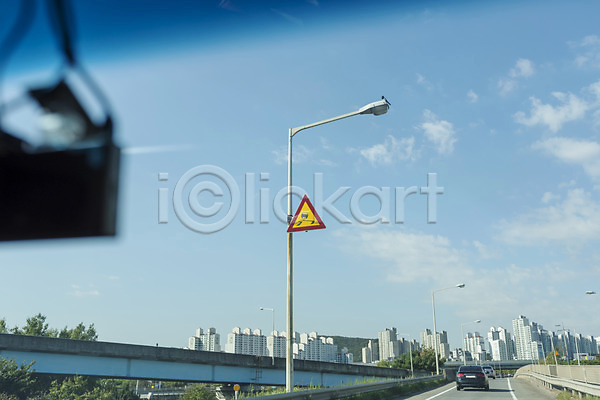 사람없음 JPG 포토 가로등 도로 도로표지판 드라이브 안전운전 야외 운전 자동차 주간 차안 풍경(경치) 하늘