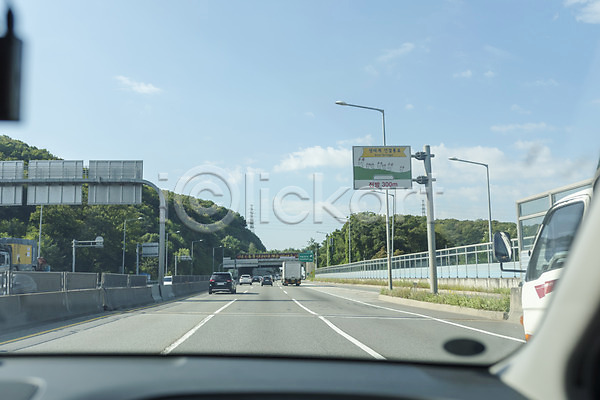 사람없음 JPG 포토 도로 도로표지판 드라이브 안전운전 야외 운전 자동차 주간 차안 풍경(경치) 하늘