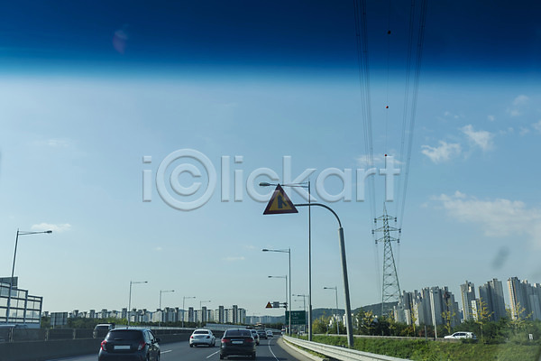 사람없음 JPG 포토 도로 도로표지판 드라이브 안전운전 야외 운전 자동차 주간 차안 풍경(경치) 하늘