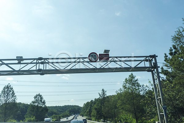 사람없음 JPG 포토 과속 단속 도로 도로표지판 드라이브 안전운전 야외 운전 자동차 주간 차안 풍경(경치) 하늘