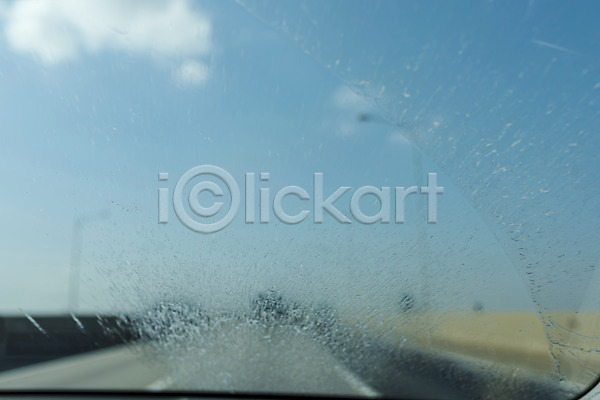 사람없음 JPG 포토 도로 드라이브 안전운전 야외 와이퍼 운전 워셔액 자동차 주간 차안 풍경(경치) 하늘