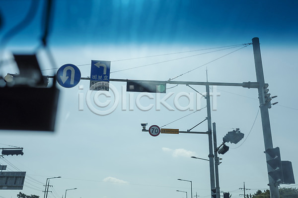 사람없음 JPG 포토 과속단속카메라 도로 도로표지판 드라이브 신호등 안전운전 야외 운전 자동차 주간 차안 풍경(경치) 하늘