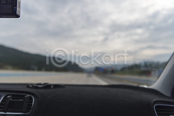 사람없음 JPG 아웃포커스 포토 구름(자연) 도로 드라이브 안전운전 야외 운전 자동차 주간 차안 풍경(경치) 하늘