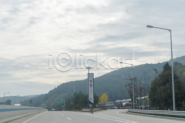 사람없음 JPG 포토 고속도로 구름(자연) 도로 드라이브 안전운전 야외 운전 자동차 주간 차안 풍경(경치) 하늘 휴게소