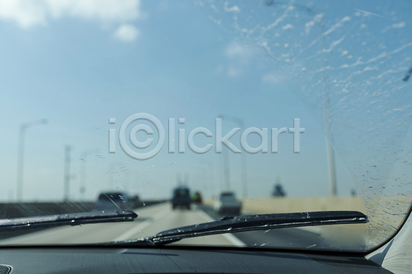사람없음 JPG 포토 도로 드라이브 안전운전 야외 와이퍼 운전 유리 자동차 주간 차안 풍경(경치) 하늘