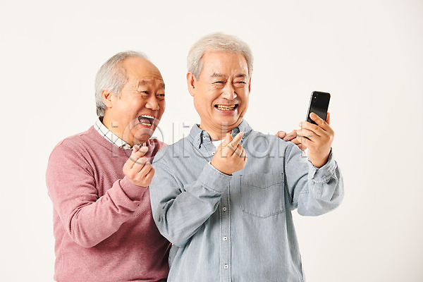 우정 70대 남자 노년 노인남자만 두명 한국인 JPG 앞모습 포토 4차산업 IT산업 누끼 모션 미소(표정) 상반신 서기 손하트 스마트폰 스튜디오촬영 실내 실버라이프 정보기술 친구 할아버지 흰배경