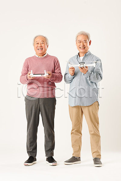우정 70대 남자 노년 노인남자만 두명 한국인 JPG 앞모습 포토 4차산업 IT산업 누끼 드론 모션 미소(표정) 서기 스튜디오촬영 실내 실버라이프 운전 전신 정보기술 조종장치 친구 할아버지 흰배경