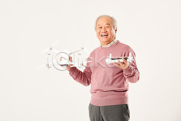 70대 남자 노년 노인남자한명만 한국인 한명 JPG 앞모습 포토 4차산업 IT산업 누끼 드론 모션 미소(표정) 상반신 서기 스튜디오촬영 실내 실버라이프 운전 정보기술 조종장치 할아버지 흰배경