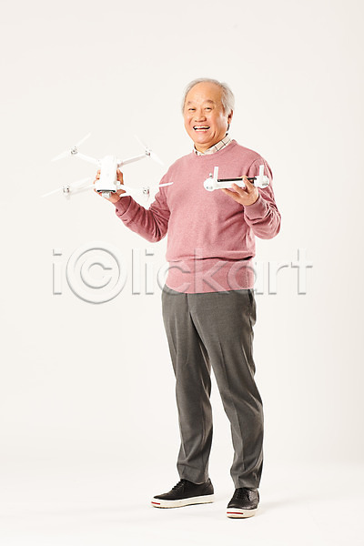 70대 남자 노년 노인남자한명만 한국인 한명 JPG 앞모습 포토 4차산업 IT산업 누끼 드론 모션 미소(표정) 서기 스튜디오촬영 실내 실버라이프 운전 전신 정보기술 조종장치 할아버지 흰배경