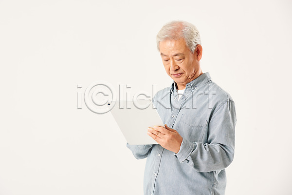 70대 남자 노년 노인남자한명만 한국인 한명 JPG 앞모습 포토 4차산업 IT산업 누끼 모션 상반신 서기 스튜디오촬영 실내 실버라이프 정보기술 태블릿 할아버지 흰배경