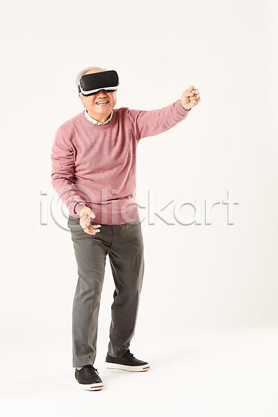 즐거움 70대 남자 노년 노인남자한명만 한국인 한명 JPG 포토 4차산업 IT산업 VR기기 가상현실 누끼 모션 미소(표정) 서기 손뻗기 손짓 스튜디오촬영 실내 실버라이프 전신 정보기술 할아버지 흰배경