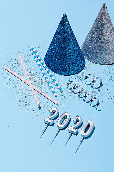 축하 사람없음 JPG 포토 2020년 가루 고깔(모자) 기념일 리본 백그라운드 빨대 스튜디오촬영 실내 이벤트 파란배경 파티 파티용품