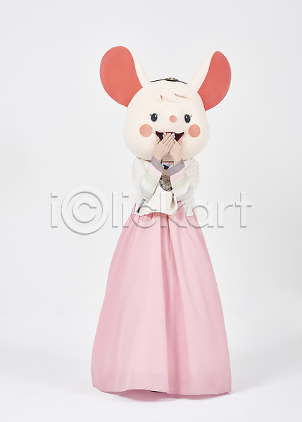 귀여움 수줍음 즐거움 20대 성인 성인여자한명만 여자 한국인 한명 JPG 앞모습 포토 2020년 경자년 누끼 동물탈 명절 새해 서기 스튜디오촬영 실내 인형탈 입가림 전신 쥐 쥐띠 쥐캐릭터 한국전통 한복 흰배경 흰쥐