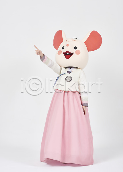 귀여움 즐거움 20대 성인 성인여자한명만 여자 한국인 한명 JPG 옆모습 포토 2020년 가리킴 경자년 누끼 동물탈 명절 새해 서기 스튜디오촬영 실내 인형탈 전신 쥐 쥐띠 쥐캐릭터 한국전통 한복 흰배경 흰쥐