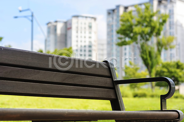 휴식 사람없음 JPG 근접촬영 로우앵글 아웃포커스 포토 공원 기다림 벤치 야외 여름(계절) 의자 주간 풍경(경치) 휴식처