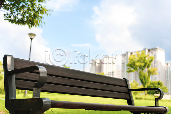 휴식 사람없음 JPG 로우앵글 아웃포커스 포토 공원 구름(자연) 기다림 벤치 야외 여름(계절) 의자 주간 풍경(경치) 하늘 휴식처