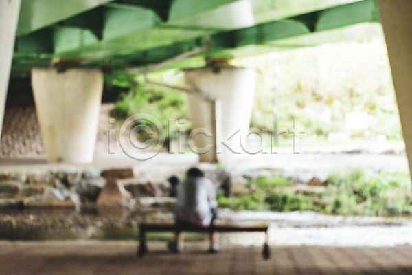 휴식 사람 한명 JPG 뒷모습 소프트포커스 포토 기다림 벤치 앉기 야외 여름(계절) 의자 전신 주간 풍경(경치) 휴식처