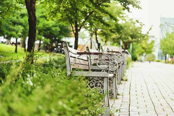 휴식 사람없음 JPG 아웃포커스 포토 거리 기다림 벤치 야외 여름(계절) 의자 주간 풀(식물) 풍경(경치) 휴식처