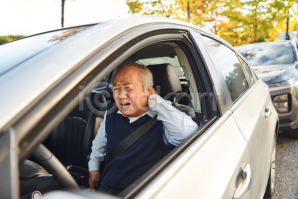70대 남자 노년 노인남자한명만 사람 한국인 한명 JPG 앞모습 포토 고령운전 교통사고 보험 상반신 실버라이프 앉기 야외 운전 자동차 자동차보험 자동차사고 주간 찡그림 차안 할아버지