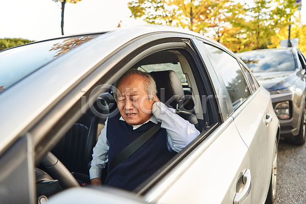 70대 남자 노년 노인남자한명만 사람 한국인 JPG 앞모습 포토 고령운전 교통사고 보험 상반신 실버라이프 앉기 야외 운전 자동차 자동차보험 자동차사고 주간 찡그림 차안 할아버지