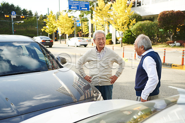 70대 남자 노년 노인남자만 두명 사람 한국인 JPG 앞모습 옆모습 포토 고령운전 교통사고 대화 도로 보험 상반신 서기 실버라이프 야외 운전 자동차 자동차보험 자동차사고 주간 할아버지