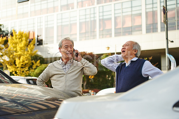 70대 남자 노년 노인남자만 두명 사람 한국인 JPG 앞모습 옆모습 포토 고령운전 교통사고 도로 보험 상반신 서기 실버라이프 야외 운전 자동차 자동차보험 자동차사고 주간 찡그림 통화 할아버지