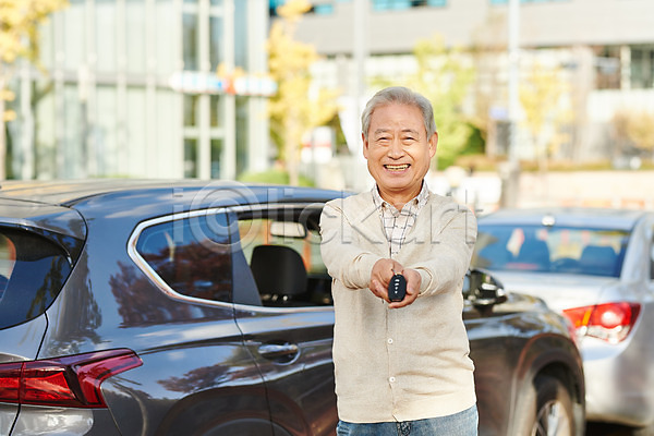 즐거움 70대 남자 노년 노인남자한명만 사람 한국인 한명 JPG 앞모습 포토 고령운전 들기 미소(표정) 반납 상반신 서기 실버라이프 야외 운전 자동차 자동차열쇠 주간 할아버지