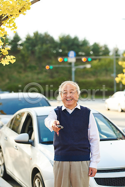 즐거움 70대 남자 노년 노인남자한명만 사람 한국인 한명 JPG 앞모습 포토 고령운전 들기 미소(표정) 반납 상반신 서기 실버라이프 야외 운전 자동차 자동차열쇠 주간 할아버지
