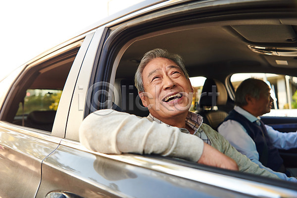 즐거움 70대 남자 노년 노인남자만 두명 사람 한국인 JPG 옆모습 포토 고령운전 드라이브 미소(표정) 상반신 실버라이프 앉기 야외 운전 자동차 주간 차안 할아버지
