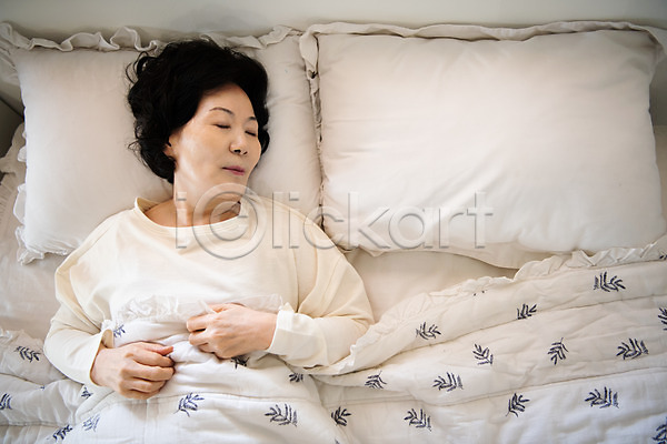 편안함 피곤 60대 노년 노인여자한명만 사람 여자 한국인 한명 JPG 앞모습 포토 하이앵글 눈감음 눕기 상반신 실내 실버라이프 잠 졸혼 침대 침실