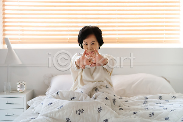 편안함 60대 노년 노인여자한명만 사람 여자 한국인 한명 JPG 앞모습 포토 기지개 상반신 스트레칭 실내 실버라이프 앉기 졸혼 침대 침실