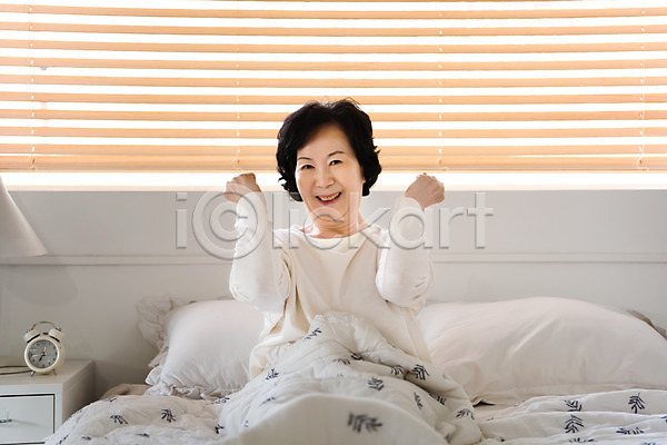 편안함 60대 노년 노인여자한명만 사람 여자 한국인 한명 JPG 앞모습 포토 미소(표정) 상반신 실내 실버라이프 앉기 졸혼 주먹 침대 침실 파이팅