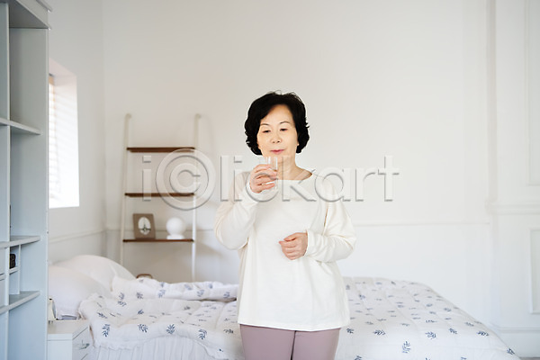 60대 노년 노인여자한명만 사람 여자 한국인 한명 JPG 앞모습 포토 들기 물 물마시기 상반신 서기 실내 실버라이프 아침 약 졸혼 침대 침실 컵