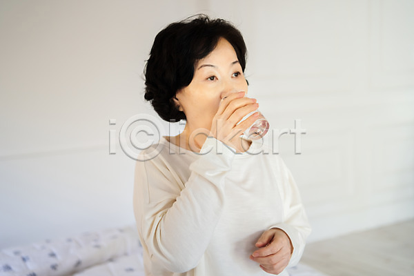 60대 노년 노인여자한명만 사람 여자 한국인 한명 JPG 앞모습 포토 물 물마시기 상반신 서기 실내 실버라이프 약 침대 침실 컵