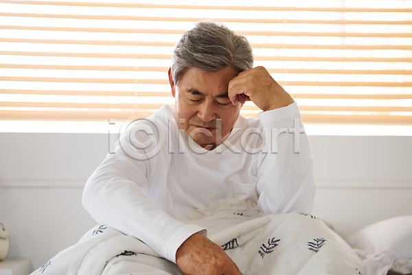 고민 70대 남자 노년 노인남자한명만 사람 한국인 한명 JPG 앞모습 포토 걱정 불면증 상반신 실내 실버라이프 앉기 이불 졸혼 침대 침실