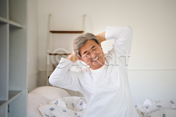 70대 남자 노년 노인남자한명만 사람 한국인 한명 JPG 앞모습 포토 극복 미소(표정) 상반신 스트레칭 실내 실버라이프 앉기 이불 졸혼 침대 침실