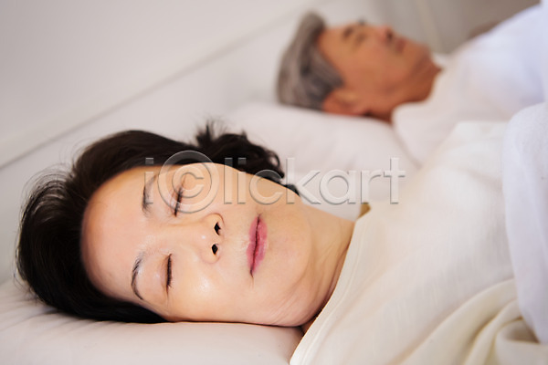 60대 70대 남자 노년 노인만 두명 사람 여자 한국인 JPG 앞모습 포토 노부부 눈감음 눕기 상반신 숙면 실내 실버라이프 아침 잠 침대 침실