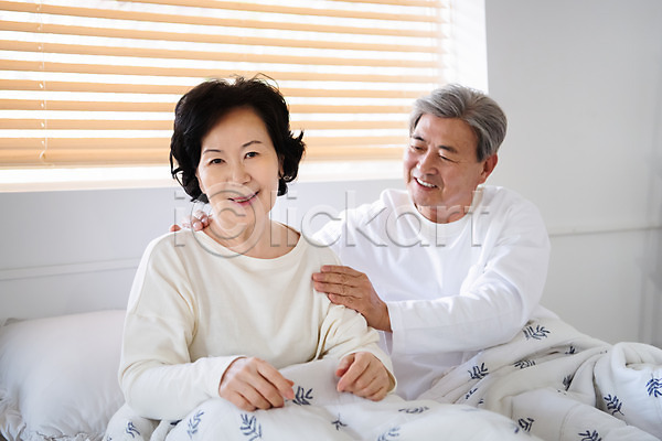 격려 60대 70대 남자 노년 노인만 두명 사람 여자 한국인 JPG 앞모습 포토 노부부 마사지 미소(표정) 상반신 실내 실버라이프 아침 침대 침실