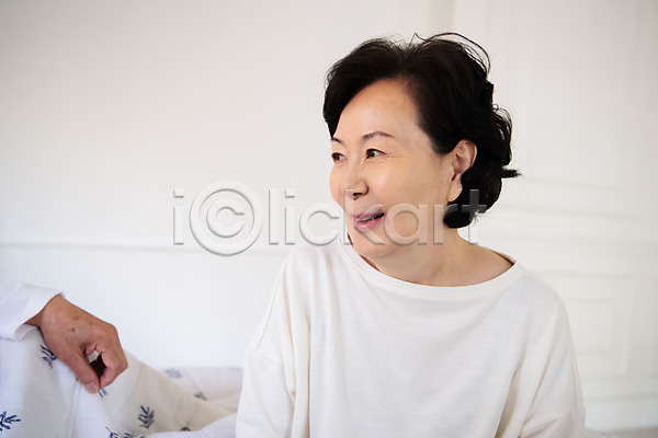60대 70대 남자 노년 노인만 두명 사람 여자 한국인 JPG 앞모습 포토 노부부 대화 미소(표정) 상반신 실내 실버라이프 아침 앉기 응시 이야기 침실